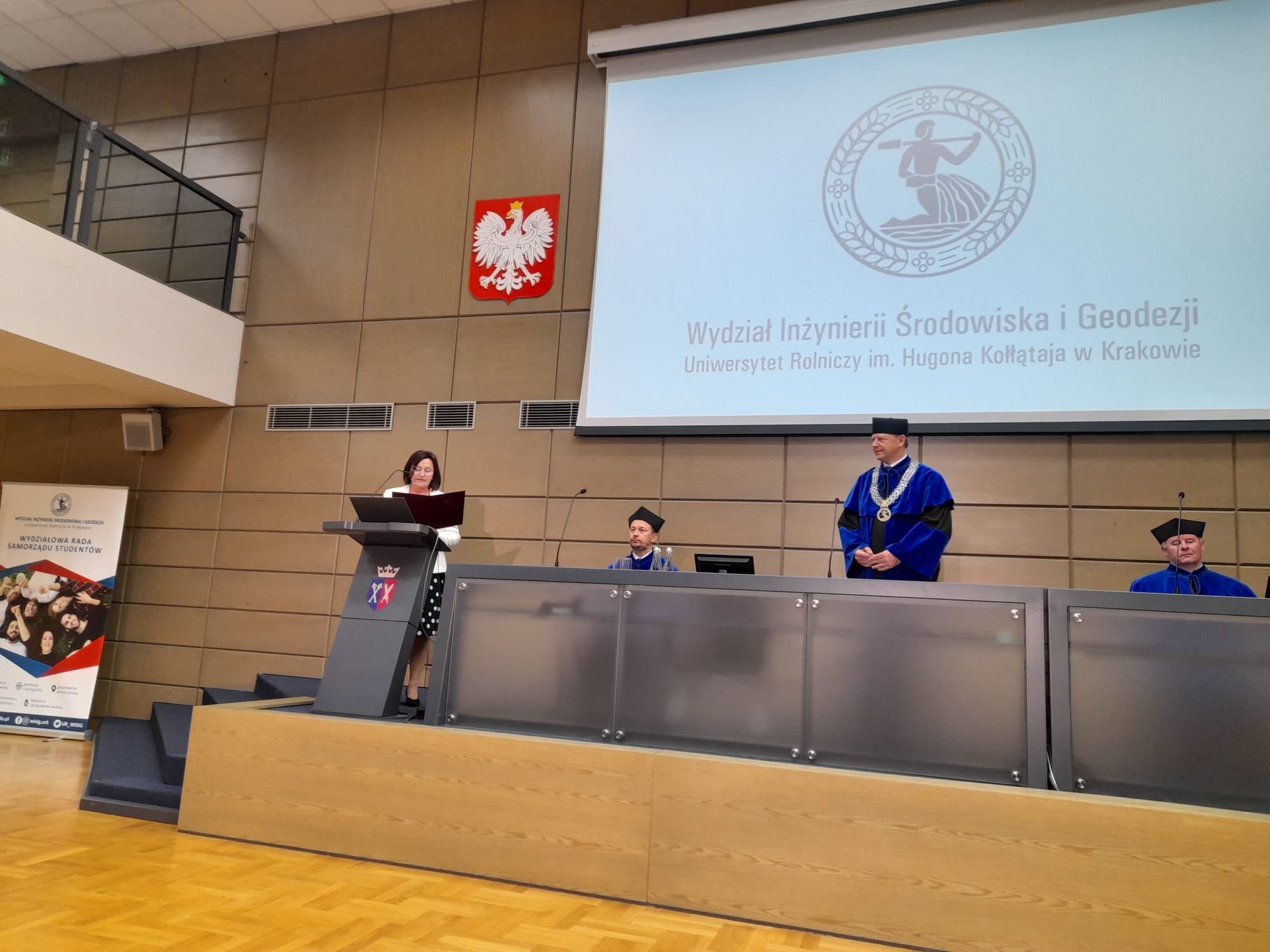1. Główny Geodeta Kraju Alicja Kulka przemawia podczas Inauguracji Roku Akademickiego na Wydziale Inżynierii Środowiska i Geodezji Uniwersytetu Rolniczego w Krakowie