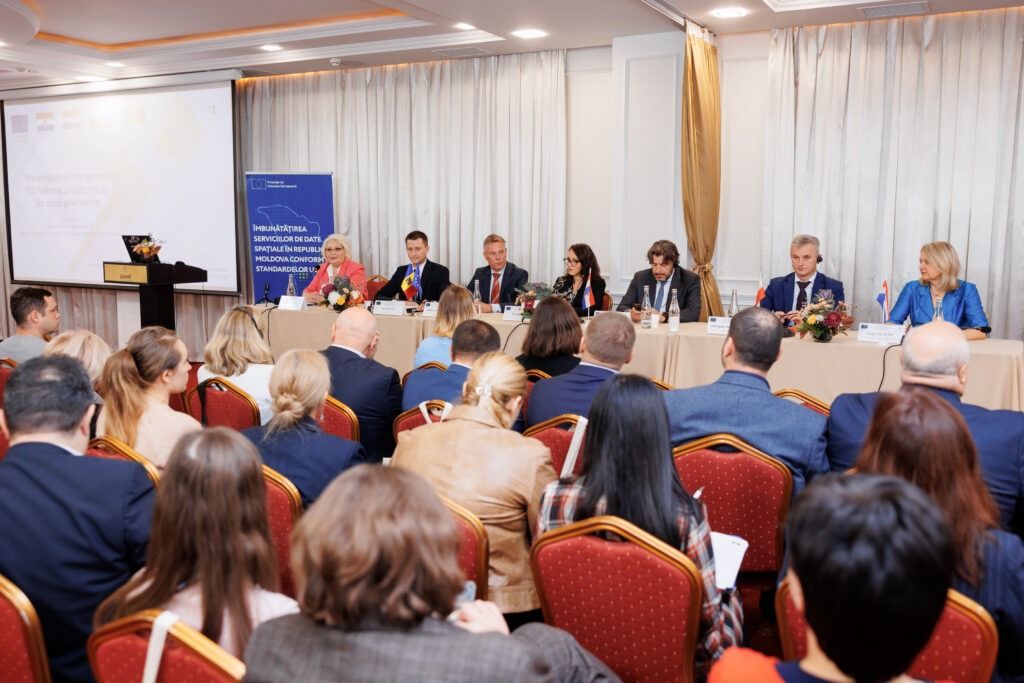 Uczestnicy konferencji kończącej rozpoczęty we wrześniu 2020 roku projekt twinningowy „Udoskonalenie usług wykorzystujących dane przestrzenne Republiki Mołdawii zgodnie ze standardami UE”