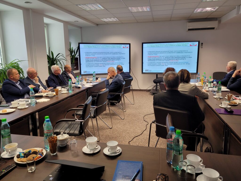 Zdjęcie przedstawia spotkanie Głównego Geodety Kraju Alicji Kulki z Wojewódzkimi Inspektorami Nadzoru Geodezyjnego i Kartograficznego