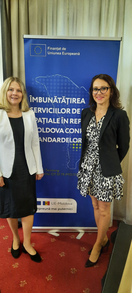 Ewa Surma i Małgorzata Sypuła z Departamentu SWZ GUGiK podczas konferencji kończącej rozpoczęty we wrześniu 2020 roku projekt twinningowy „Udoskonalenie usług wykorzystujących dane przestrzenne Republiki Mołdawii zgodnie ze standardami UE”