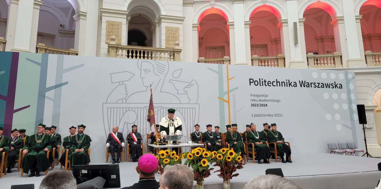 Zdjęcie przedstawia inaugurację roku akademickiego w auli Politechniki Warszawskiej