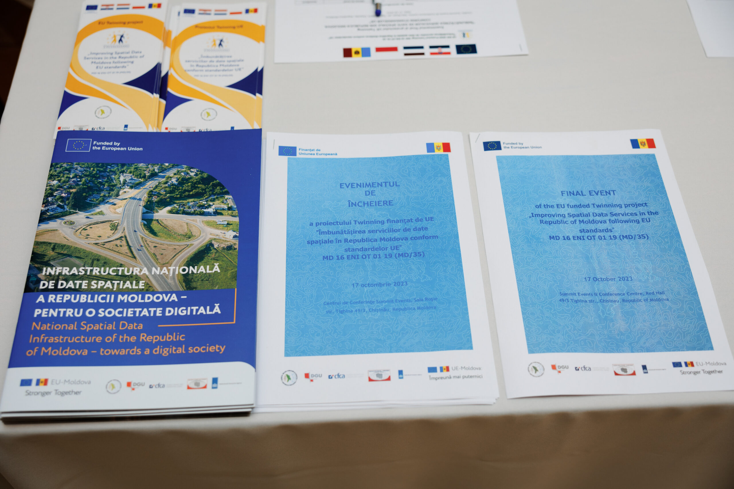 Foldery dotyczące konferencji kończącej rozpoczęty we wrześniu 2020 roku projekt twinningowy „Udoskonalenie usług wykorzystujących dane przestrzenne Republiki Mołdawii zgodnie ze standardami UE”