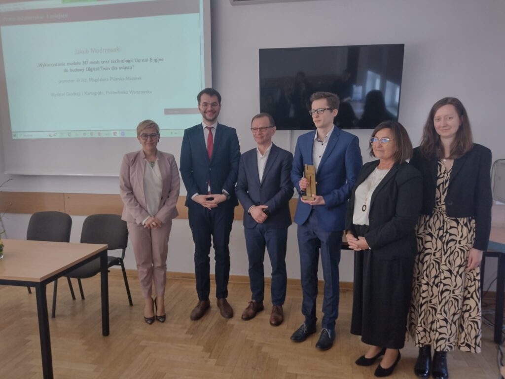 Wspólnie z Wiceminister Nauki i Szkolnictwa Wyższego profesor Marią Mrówczyńską oraz Prezesem Stowarzyszenie Geodetów Polskich dr. hab. inż. Januszem Wal, Główny Geodeta Kraju Alicja Kulka uhonorowała laureatów statuetkami i zestawami upominków Głównego Urzędu Geodezji i Kartografii.