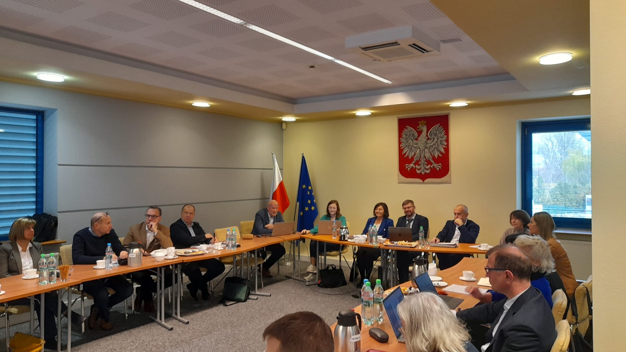 1.Zdjęcie przedstawia uczestników PRGiK podczas posiedzenia.