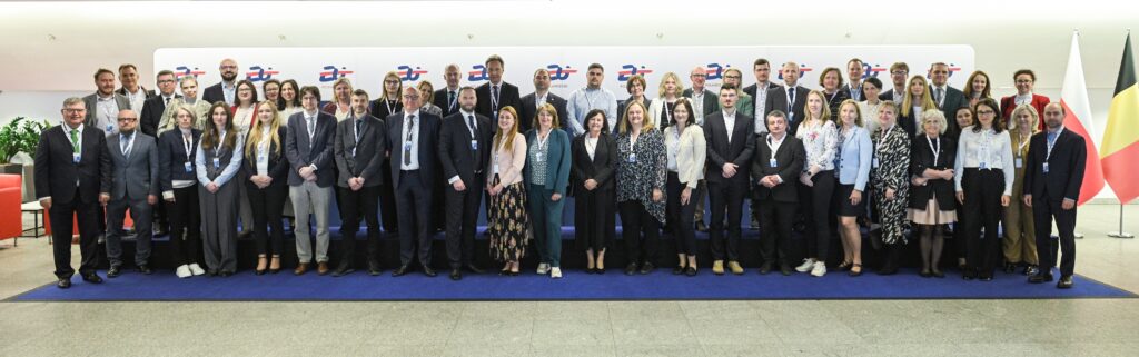 Zdjęcie grupowe uczestników Konferencji Stałego Komitetu ds. Katastru (PCC) 5-6 maja 2025 r. w Warszawie