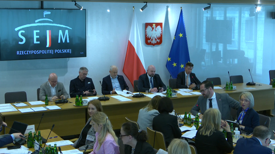 Zmiany w aplikacji mObywatel, dotyczące dodania w niej informacji o uprawnieniach geodezyjnych i kartograficznych, po pierwszym czytaniu w Sejmie RP