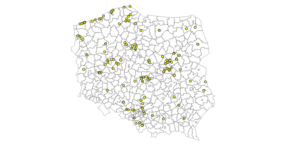 1. Mapa powiatów z zaznaczonymi miejscami, w których są ulice wakacyjne