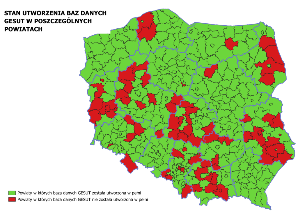 Ilustracja przedstawia mapę Polski obrazującą stan utworzenia baz danych GESUT w poszczególnych powiatach kraju. Na zielono zaznaczono powiaty w których baza danych GESUT jest utworzona w pełni, natomiast na czerwono zaznaczono powiaty, które nie utworzyły w pełni bazy GESUT.