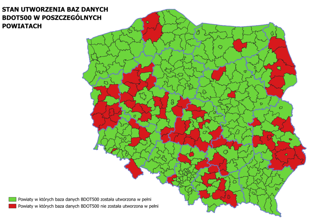 Ilustracja przedstawia mapę Polski obrazującą stan utworzenia baz danych BDOT500 w poszczególnych powiatach kraju. Na zielono zaznaczono powiaty w których baza danych BDOT500 jest utworzona w pełni, natomiast na czerwono zaznaczono powiaty, które nie utworzyły w pełni bazy BDOT500.