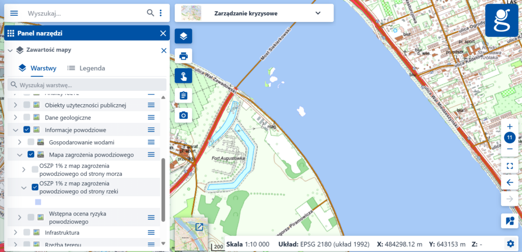 Zrzut ekranu z serwisu www.geoportal.gov.pl przedstawiający moduł Zarządzanie kryzysowe z włączoną warstwą - Informacje powodziowe – Mapa zagrożenia powodziowego – OSZP 1% z map zagrożenia powodziowego od strony rzeki