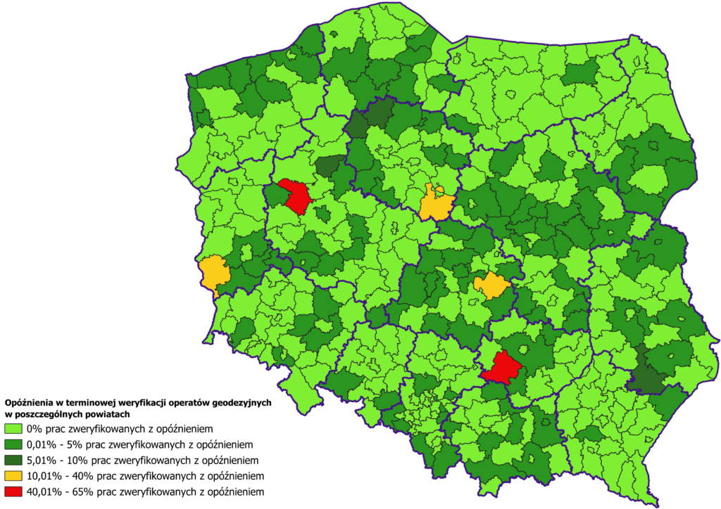 Ilustracja przedstawia mapę Polski obrazującą opóźnienia w terminowej weryfikacji operatów geodezyjnych w poszczególnych powiatach. Kolorystyka została zróżnicowana stopniowo, począwszy od koloru zielonego oznaczającego najmniejsze opóźnienia, zakończywszy na kolorze czerwonym oznaczającym największe opóźnienia.