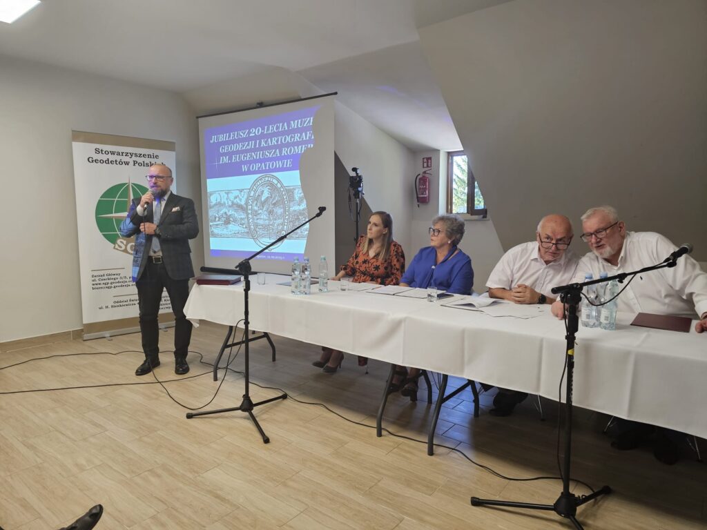 Dyrektor Departamentu Geodezji i Kartografii GUGiK Jarosław Somla oraz inni uczestnicy uroczystych obchodów