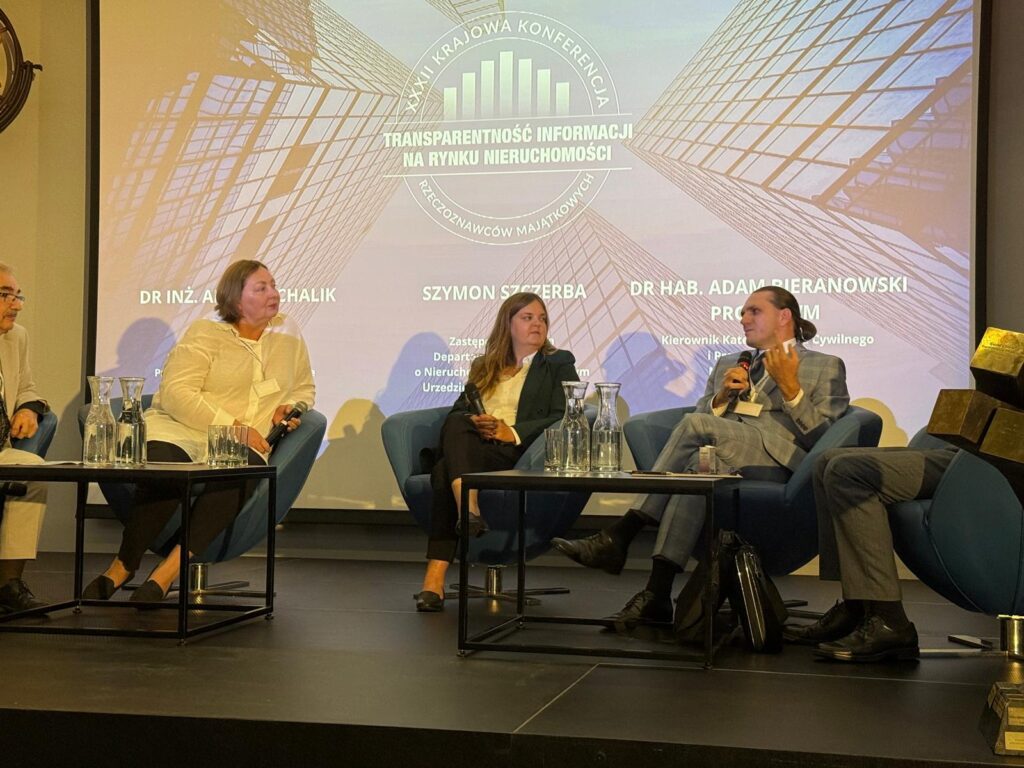 Zastępca Dyrektora w Departamencie Informacji o Nieruchomościach Szymon Szczerba w panelu dyskusyjnym na XXXII Krajowej Konferencji Rzeczoznawców Majątkowych