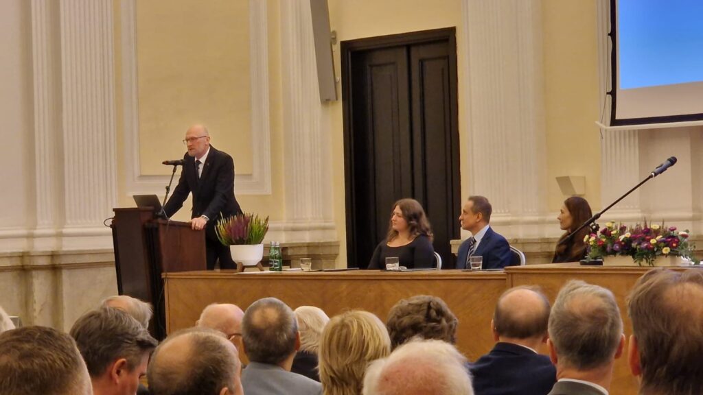 1-3 Główny Geodeta Kraju Andrzej Żylis na inauguracji roku akademickiego Wydziału Geodezji i Kartografii Politechniki Warszawskiej