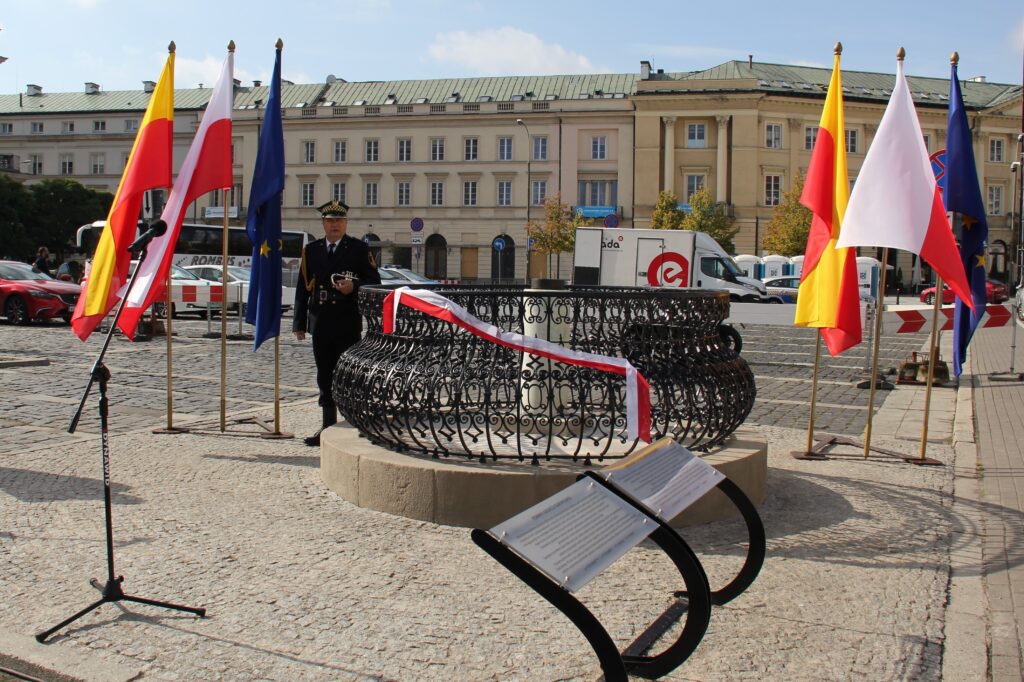 Odsłonięcie pomnika Geodezji Europejskiej - Kolumna pomiarowa na Placu Teatralnym w Warszawie.