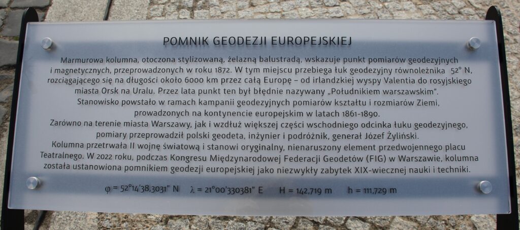 Tablica informacyjna przy pomniku