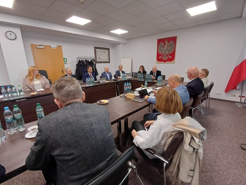 GGK Andrzej Żylis, ZGGK dr inż. Anna Bober oraz przedstawiciele Stowarzyszeń, Związków Geodezyjnych i Kartograficznych, spotkanie 27.10.2025 r. w siedzibie Głównego Urzędu Geodezji i Kartografii