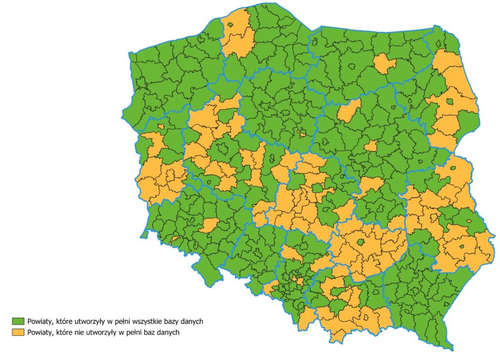 1. Ilustracja przedstawia mapę Polski obrazującą utworzenie w pełni wszystkich baz danych w poszczególnych powiatach. Kolorem żółtym zaznaczono powiaty, które nie utworzyły w pełni baz danych, natomiast kolorem zielonym zaznaczono powiaty, które utworzyły w pełni wszystkie baz danych.