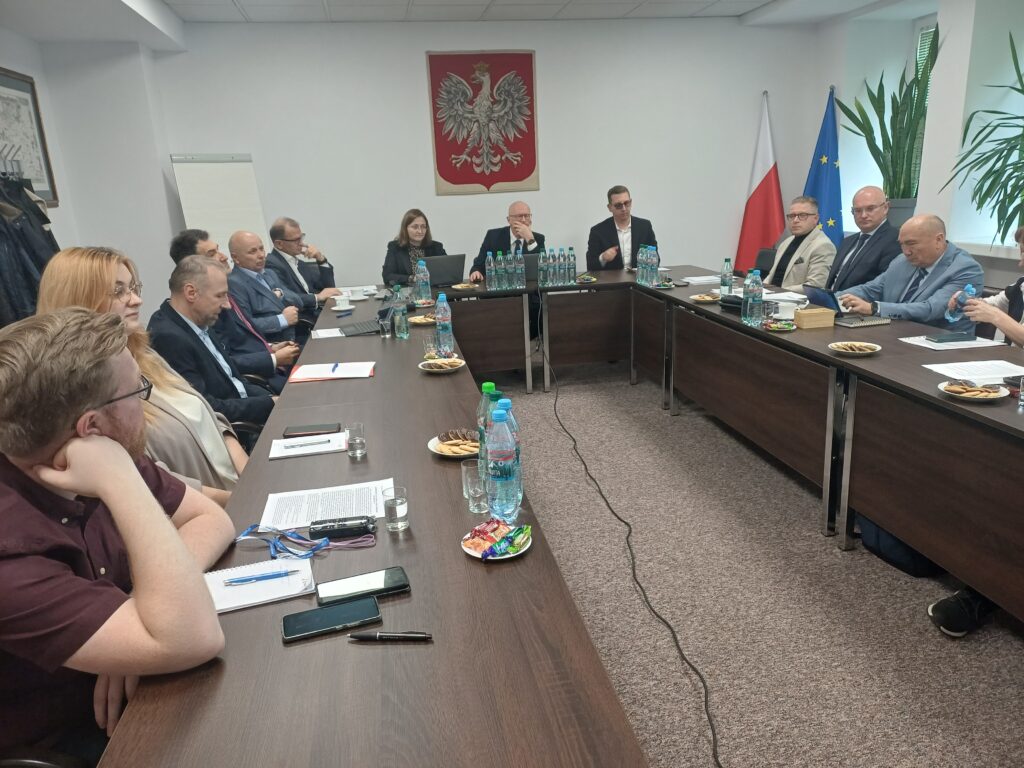 GGK Andrzej Żylis, ZGGK dr inż. Anna Bober oraz przedstawiciele Stowarzyszeń, Związków Geodezyjnych i Kartograficznych, spotkanie 27.10.2025 r. w siedzibie Głównego Urzędu Geodezji i Kartografii