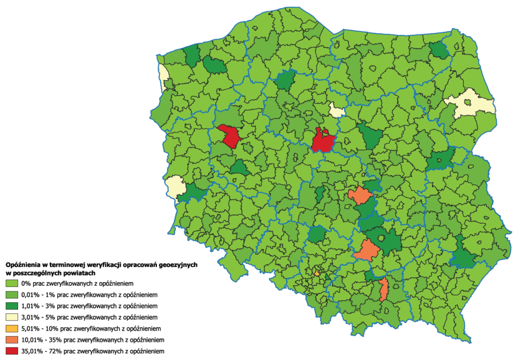 Ilustracja przedstawia mapę Polski obrazującą opóźnienia w terminowej weryfikacji operatów geodezyjnych w poszczególnych powiatach. Kolorystyka została zróżnicowana stopniowo, począwszy od koloru zielonego oznaczającego najmniejsze opóźnienia, zakończywszy na kolorze czerwonym oznaczającym największe opóźnienia.