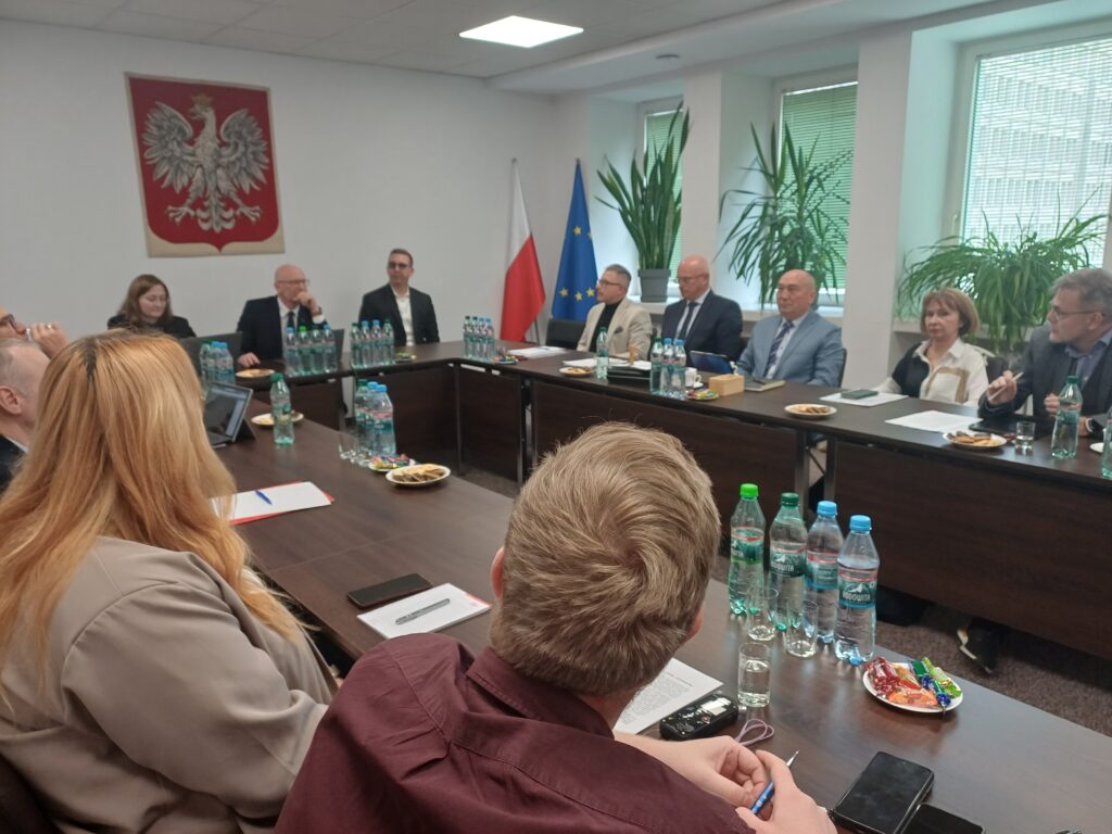 GGK Andrzej Żylis, ZGGK dr inż. Anna Bober oraz przedstawiciele Stowarzyszeń, Związków Geodezyjnych i Kartograficznych, spotkanie 27.10.2025 r. w siedzibie Głównego Urzędu Geodezji i Kartografii