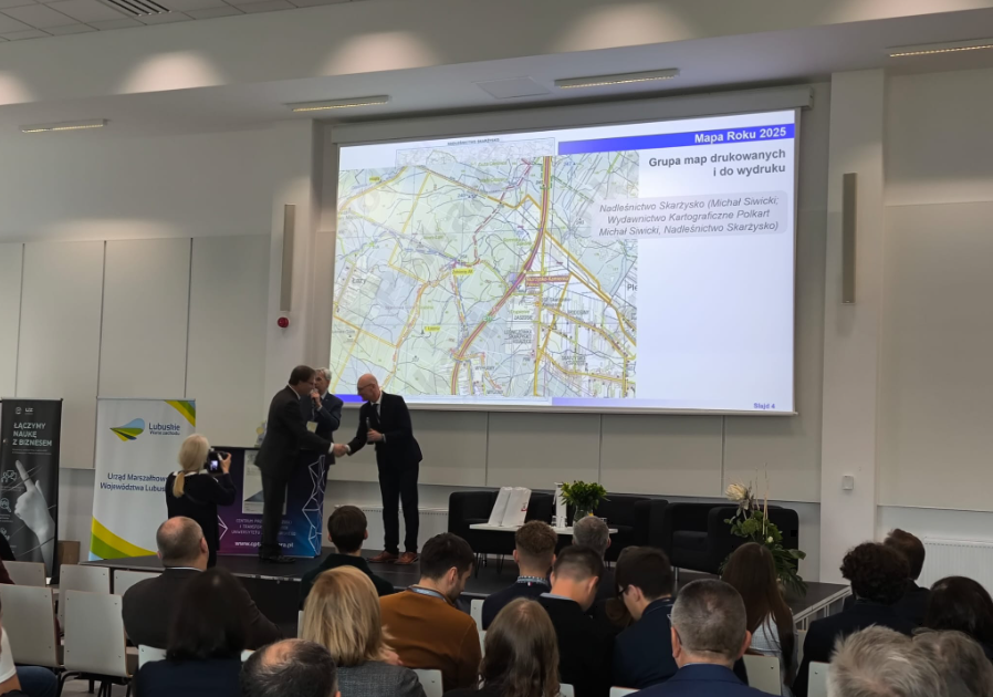 Główny Geodeta Kraju Andrzej Żylis wręcza nagrody w konkursie "Mapa Roku"