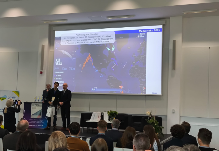 Główny Geodeta Kraju Andrzej Żylis wręcza nagrody w konkursie "Mapa Roku"