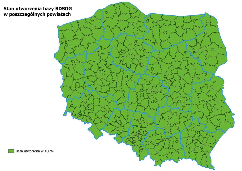 Ilustracja przedstawia mapę Polski obrazującą stan utworzenia baz danych BDSOG w poszczególnych powiatach kraju. Na zielono zaznaczono powiaty w których baza danych BDSOG jest utworzona w pełni co stanowi obszar całego kraju.