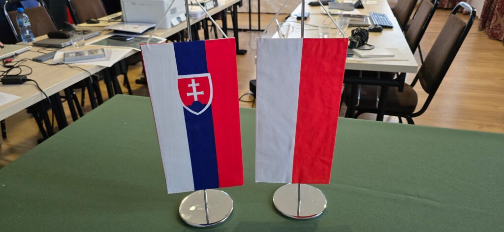 Zdjecie nr 1.jpg Flagi Rzeczypospolitej Polskiej i Republiki Słowackiej podczas XXXVII posiedzenia Stałej Komisji Granicznej w Bukowinie Tatrzańskiej