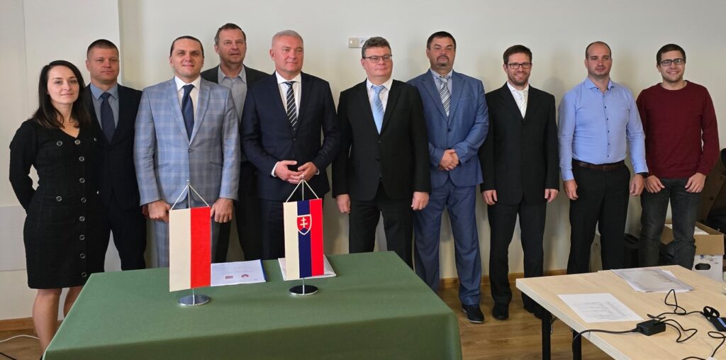 Zdjecie nr 2.jpg Uczestnicy XXXVII posiedzenia Stałej Polsko-Słowackiej Komisji Granicznej w Bukowinie Tatrzańskiej (7–9 października 2025 r.), z udziałem Szymona Szczerby, Zastępcy Dyrektora Departamentu Informacji o Nieruchomościach GUGiK