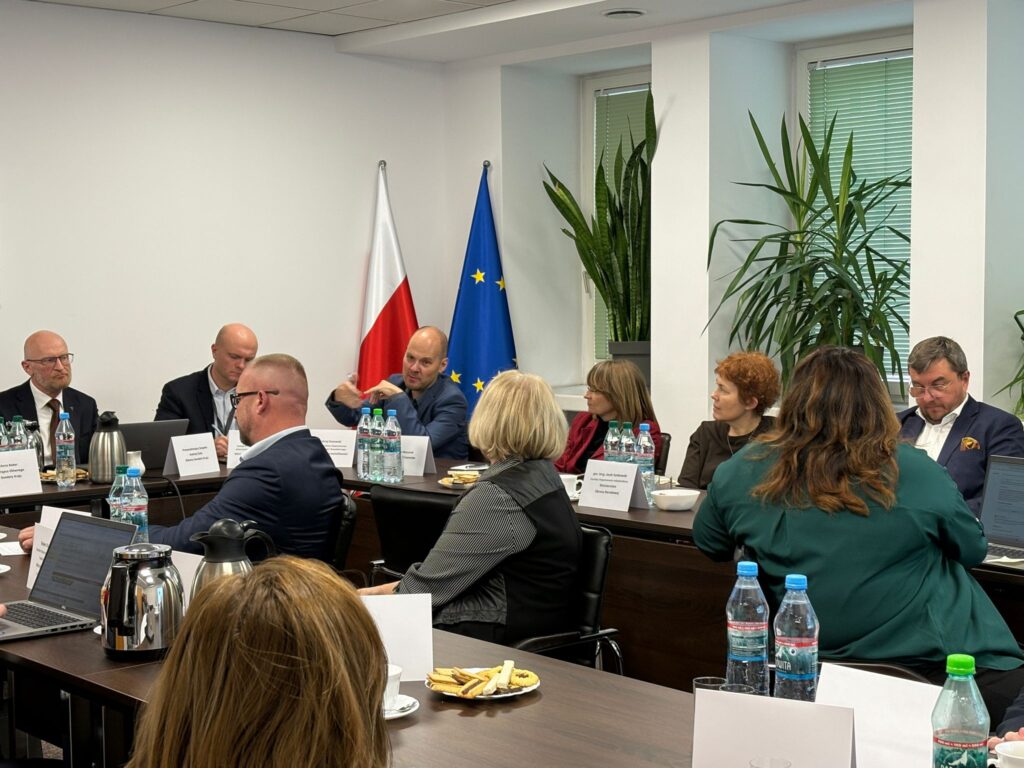 Zdjęcie przedstawiające uczestników posiedzenia