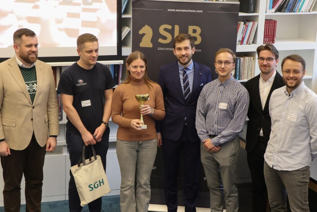 Zespół GUGiK Odbiera nagrodę za zajęcie 2 miejsca w sezonie jesień 2025 w towarzystwie organizatorów i sekretarza generalnego FIDE. Od lewej: Łukasz Turlej - sekretarz generalny FIDE, Piotr Zbrzeski, Agata Trybuła, Piotr Czajkowski - organizator, Mateusz Szeląg, Antoni Loba - organizator, Piotr Perz.