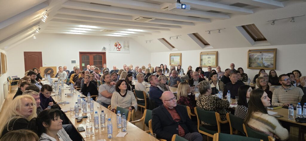 Uczestnicy XLVI Warsztatów INFO-OŚRODEK - pełna sala wykładowa