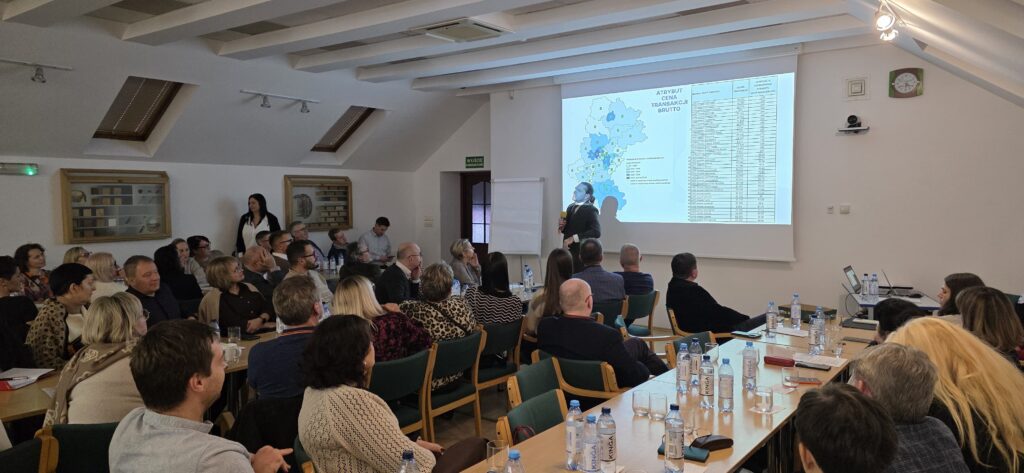 Szkolenie z zakresu danych przestrzennych i RCN – prezentacja map, analiza transakcji nieruchomości, konferencja geodezyjna Ustroń 2025, prezentacja Zastępcy Dyrektora w Departamencie Informacji o Nieruchomościach Szymona Szczerby