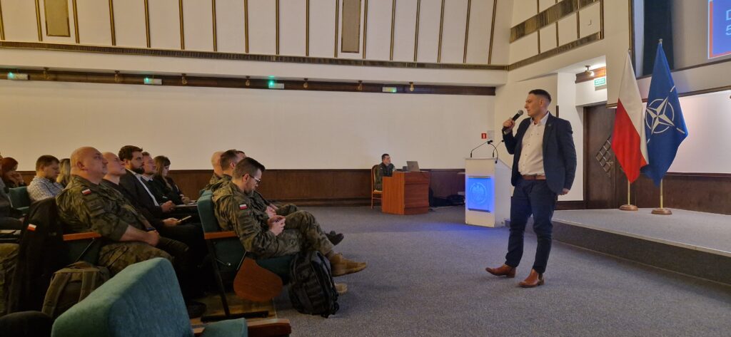 Przedstawiciel GUGiK prezentuje założenia Smart Geoportalu podczas warsztatów MON