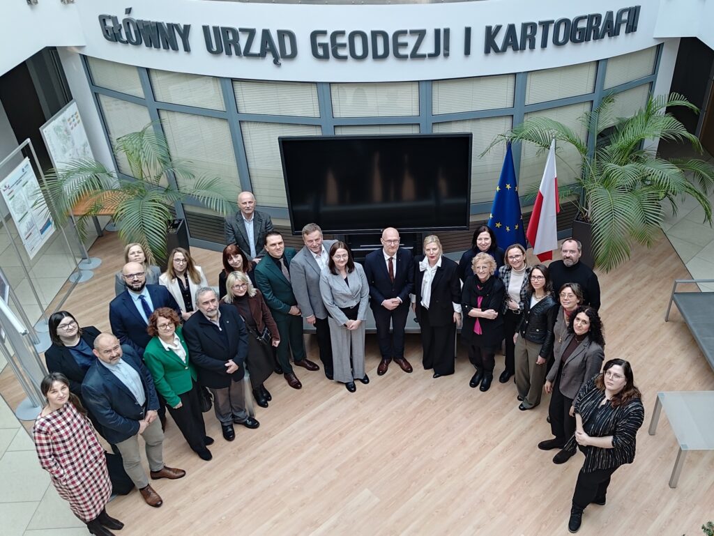 Zdjecie 2 Uczestnicy spotkania w GUGiK – przedstawiciele Polskiej Federacji Stowarzyszeń Rzeczoznawców Majątkowych oraz kadra kierownicza urzędu po zakończeniu rozmów