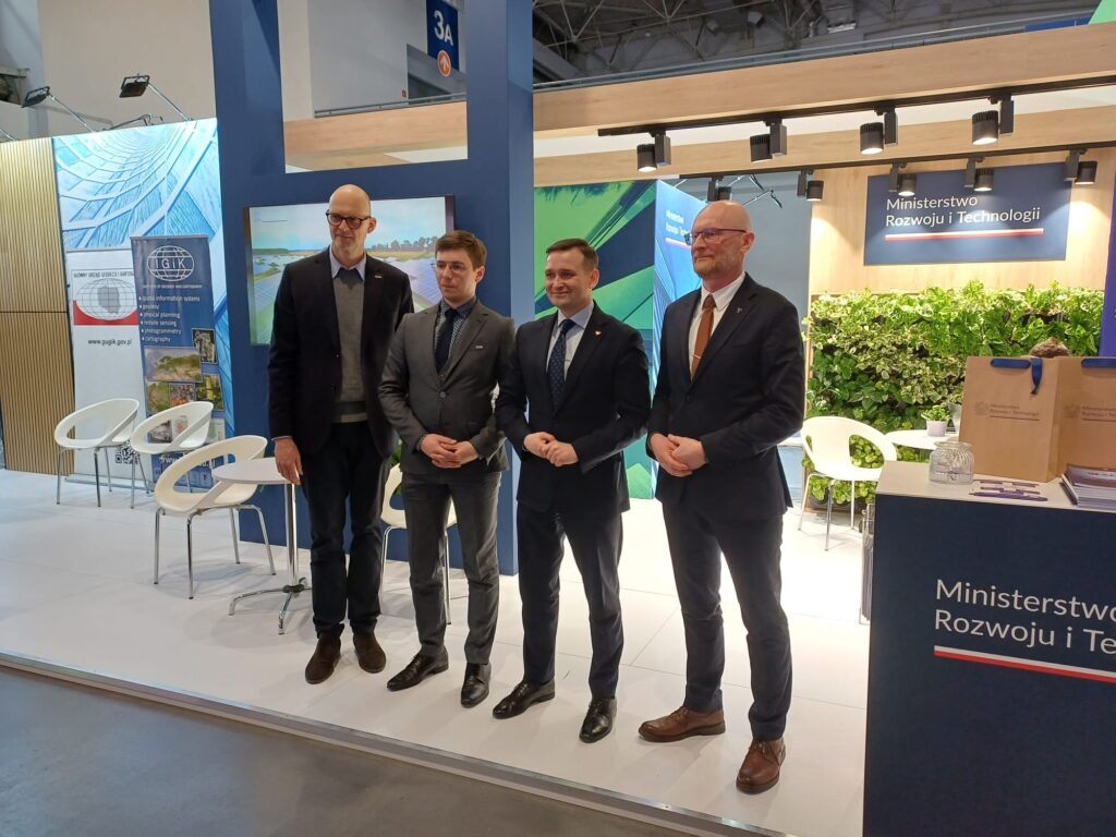 11 - uczestnicy Targów BUDMA przy stoisku MRiT m.in. GGK Andrzej Żylis, Sekretarz Stanu w MRiT Michał Jaros
