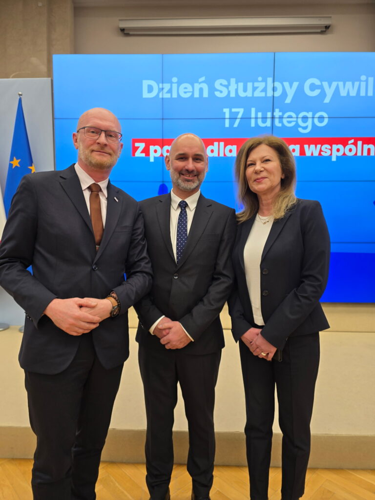 GGK Andrzej Żylis i DG GUGiK Beata Mastalerz z odznaczonym Szymonem Wajdą