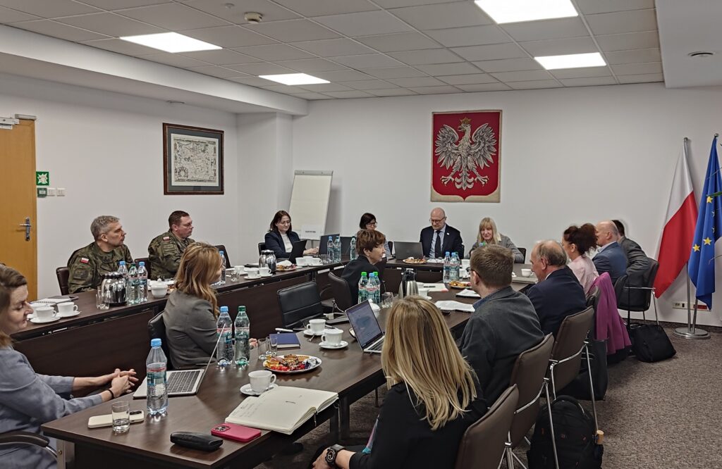 ilustracja przedstawia zdjęcie z sali konferencyjnej z I posiedzenia Zespołu do spraw opracowania koncepcji nowego modelu BDOT10k, BDOO oraz map topograficznych wraz z zasadami ich tworzenia, aktualizacji i udostępniania - ujęcie drugie