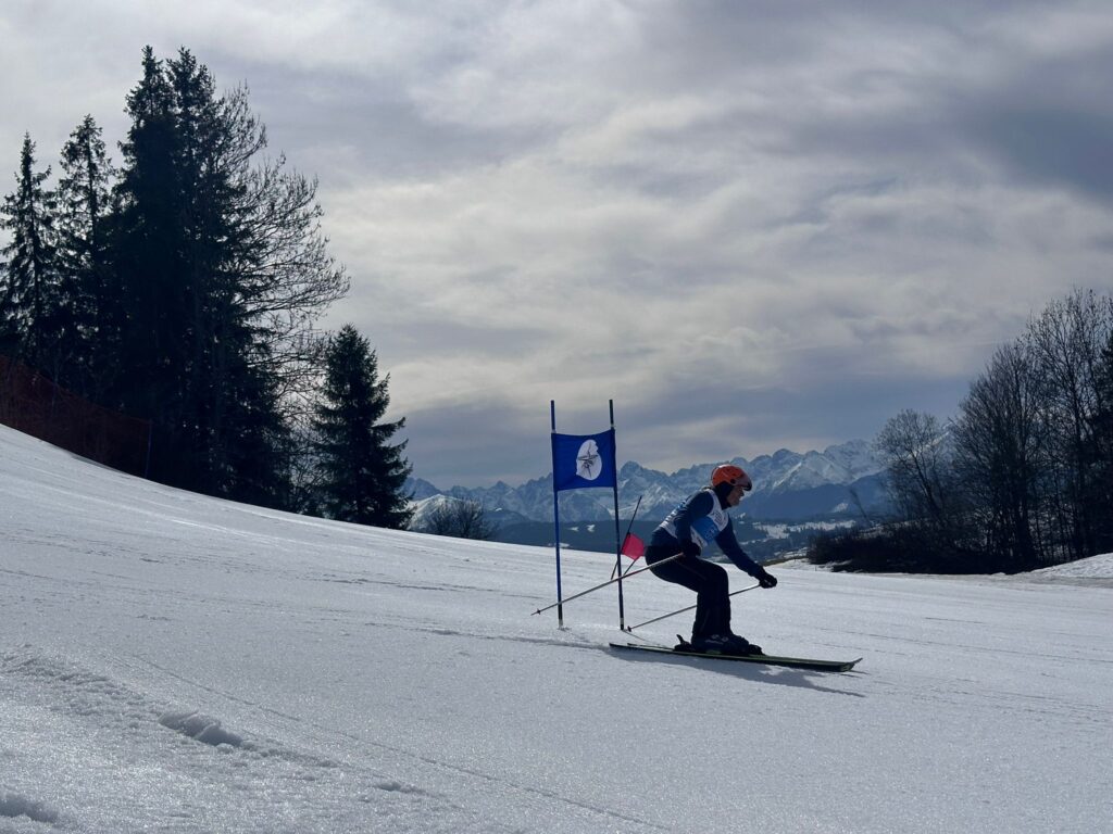 uczestnik zawodów podczas zjazdu