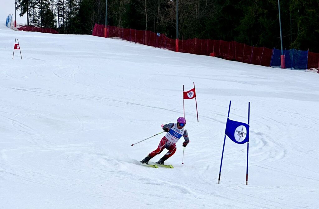 uczestnik zawodów podczas zjazdu