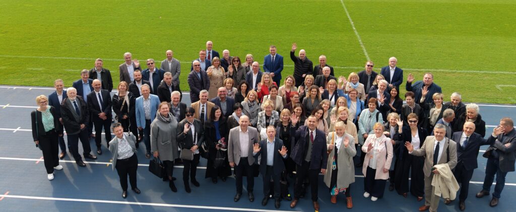 Pamiątkowe zdjęcie uczestników jubileuszu na płycie Stadionu Śląskiego