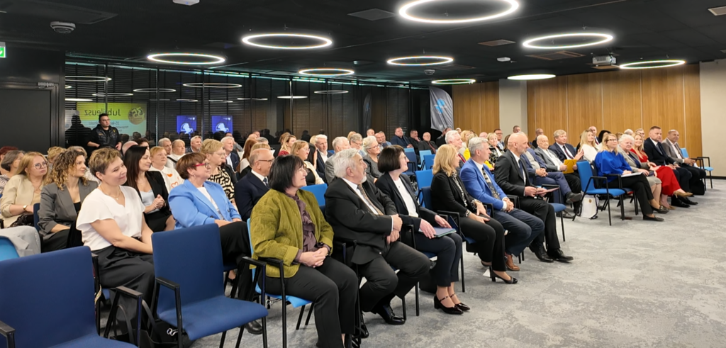 Uczestnicy spotkania podczas uroczystości