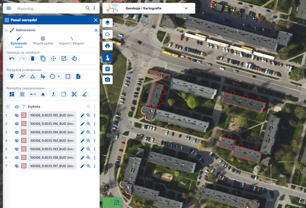 Zrzut ekranu przedstawia otwarte narzędzie „Szkicowanie”. Na mapie widoczna jest część obiektów. Przekreślone ikony oka w panelu obiektów oznaczają obiekty ukryte.