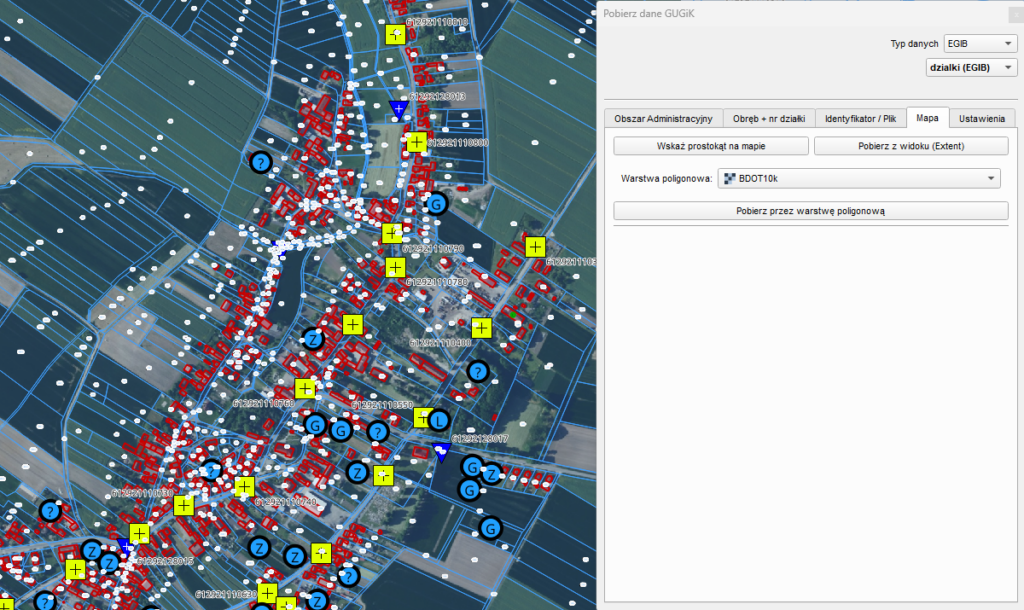 Ilustracja przedstawia zrzut ekranu okna mapowego QGIS z wczytanymi poligonami działek ewidencyjnych, budynków oraz transakcjami pochodzącymi z zasobu RCN, punktami osnowy i ortofotomapą wraz z oknem wtyczki Pobierz dane GUGiK