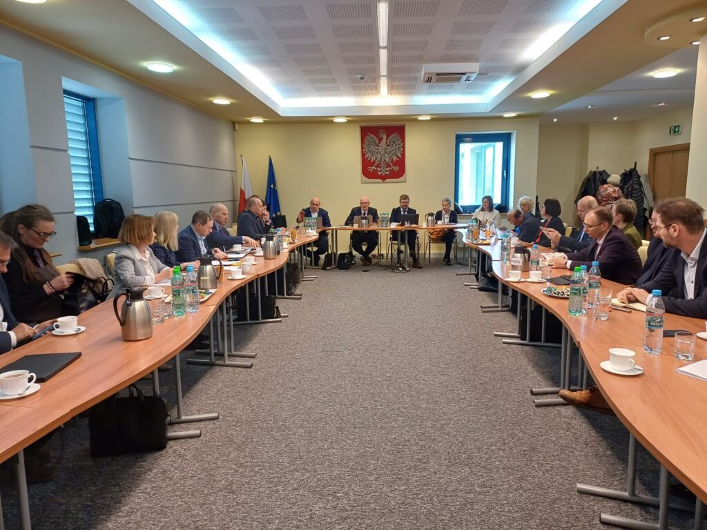 1. Członkowie Państwowej Rady Geodezyjnej i Kartograficznej podczas posiedzenia.