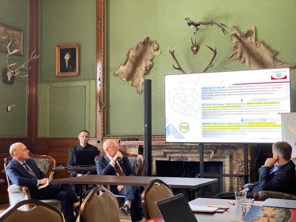 ilustracja przedstawia zdjęcie z sali konferencyjnej podczas panelu dyskusyjnego.