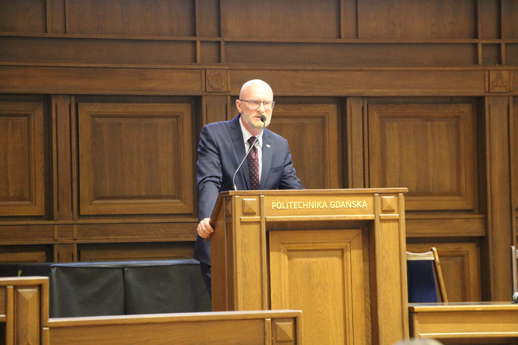 Główny Geodeta Kraju Andrzej Żylis podczas prezentacji na Ogólnopolskiej Konferencji Studentów Geodezji