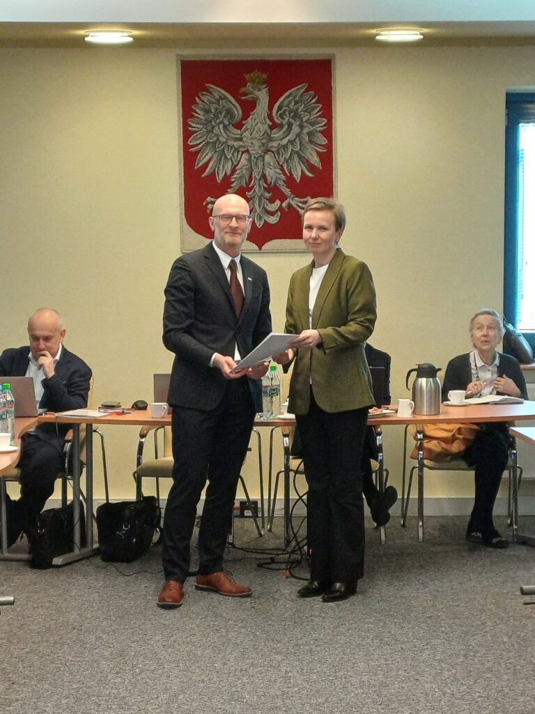 2. Główny Geodeta Kraju wręcza powołanie w skład Rady Marcie Sieczkiewicz.