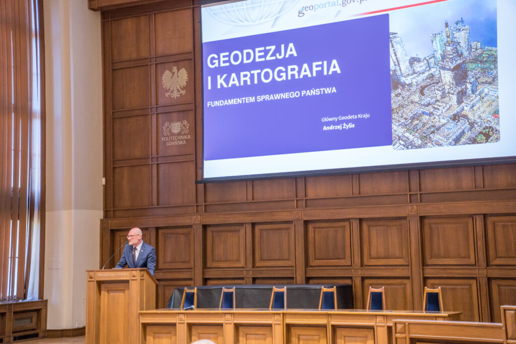 Główny Geodeta Kraju Andrzej Żylis podczas prezentacji na Ogólnopolskiej Konferencji Studentów Geodezji